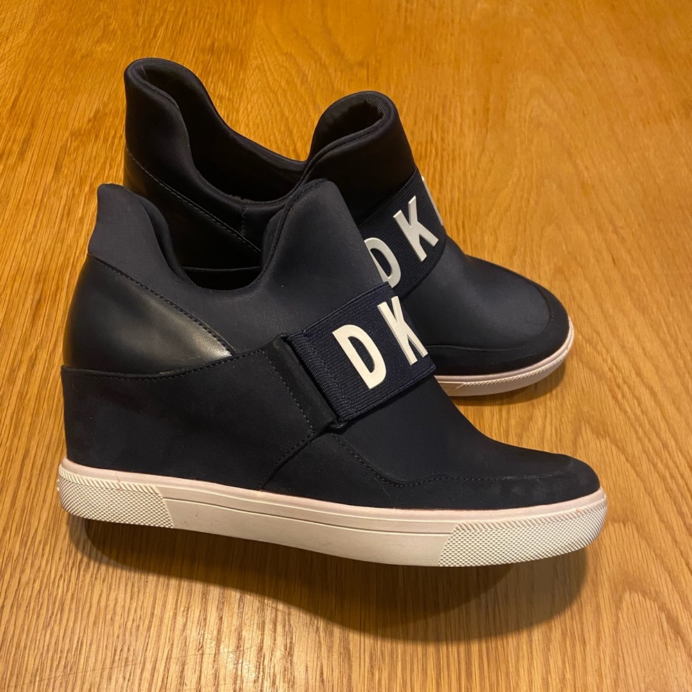 DKNY COSMOS WEDGE SNEAKER